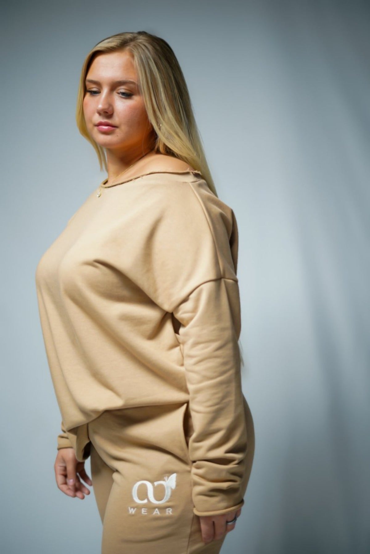 This brown color 2-piece loungewear set for women, including a sweatshirt and pants. Designed for everyday comfort or travel, it offers a relaxed and laid-back style. Made from breathable, high-quality materials, it's both popular and sustainable, making it a must-have addition to any wardrobe